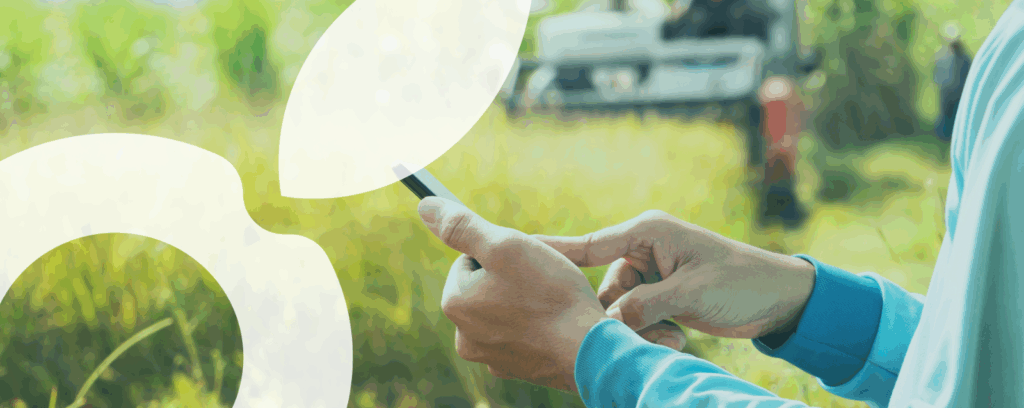 technicien agricole utilisant un OAD via son smartphone